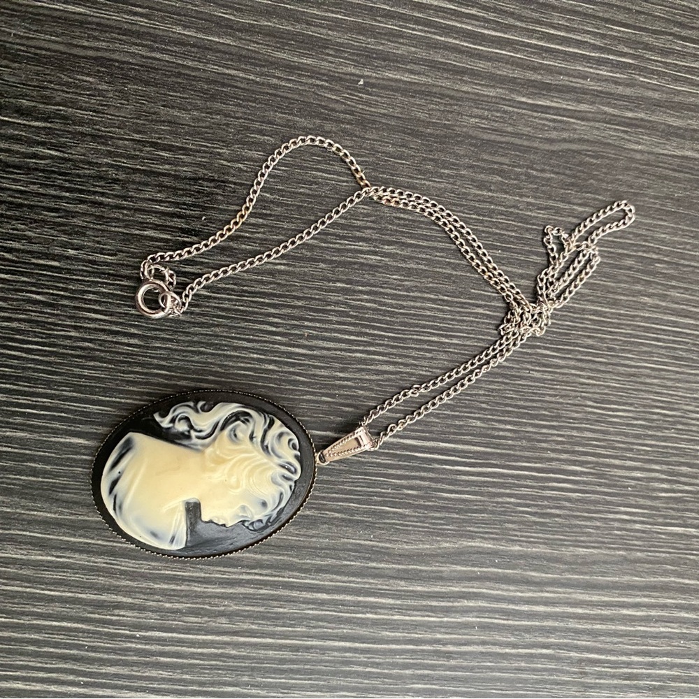 Vintage Black & Cream Cameo Pendant Necklace - Women Jewelry